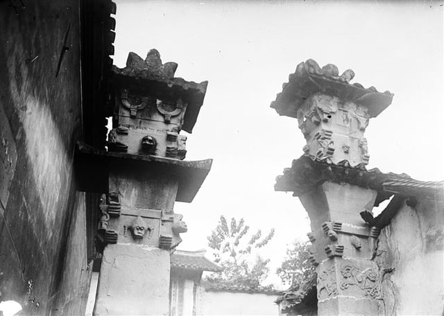 Eastern Han (25-220 AD) Chinese stone-carved que pillar gates of Dingfang, Zhong County, Chongqing that once belonged to a temple dedicated to the Warring States era general Ba Manzi