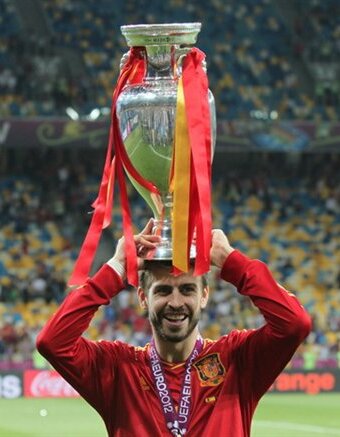 Piqué with the Henri Delaunay Trophy in 2012