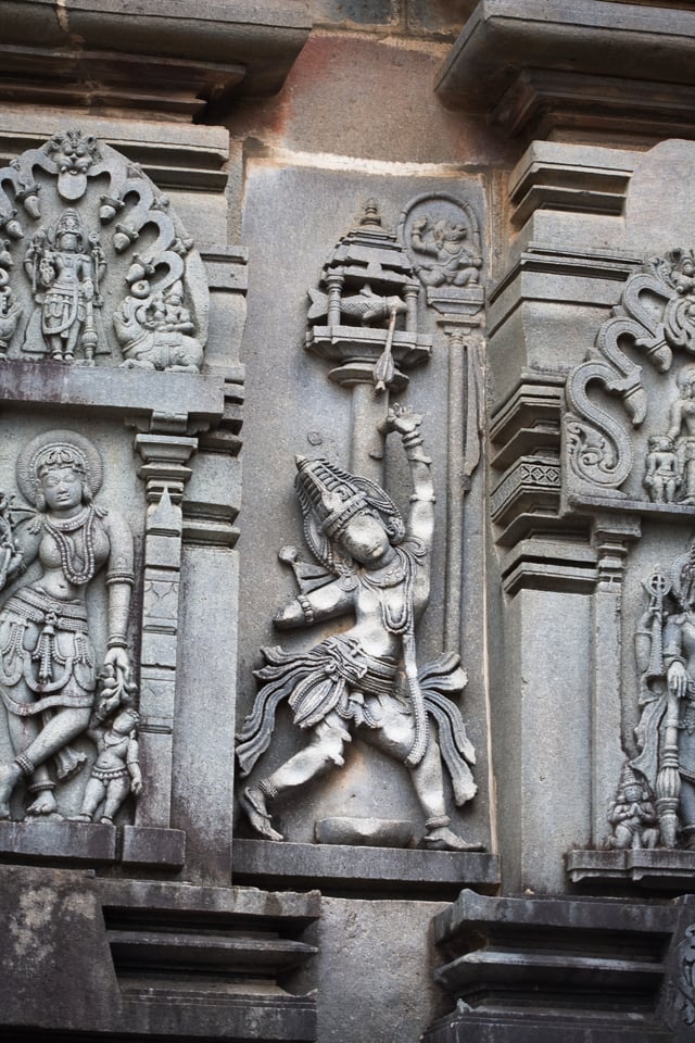 Arjuna piercing the eye of the fish as depicted in Chennakesava Temple built by Hoysala Empire