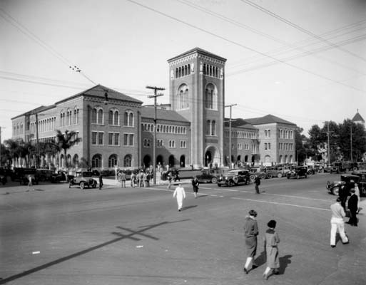 Bovard Hall, home of USC's central administration, shortly after completion in 1921; the streets later became pedestrian-only