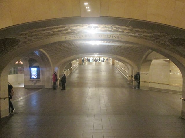 Incline between concourses, showing the "whispering gallery" outside the Oyster Bar