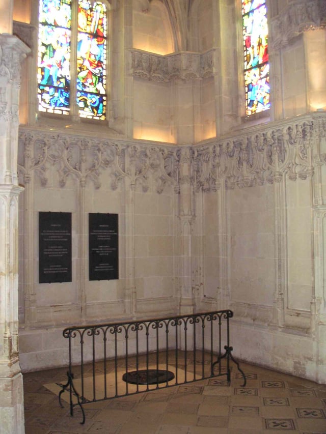 Tomb of Leonardo da Vinci in the Chapel of Saint Hubert at the Château d'Amboise, where a plaque explains that the remains are only presumed to be those of the Renaissance artist.