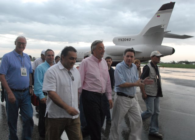 Kirchner returns to Argentina after the unsuccessful Operation Emmanuel.