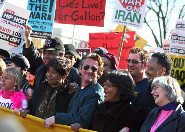 Penn at an anti-war rally in Washington, D.C., January 27, 2007