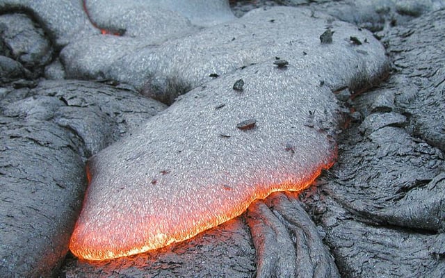 An active basalt lava flow