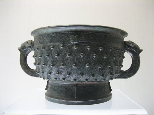 A Shang dynasty two-handled bronze gefuding gui (1600–1046 BC)