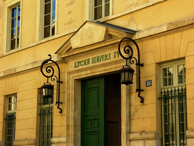 Entrance on the rue Clovis.