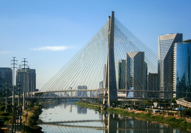 Octávio Frias de Oliveira Bridge aside of Centro Empresarial Nações Unidas.