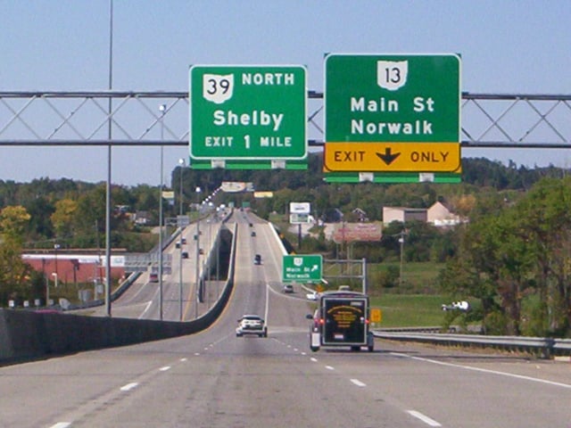 U.S. Route 30 (Martin Luther King Jr. Freeway) westbound approaching the Ohio 13 (Main Street) exit in Mansfield