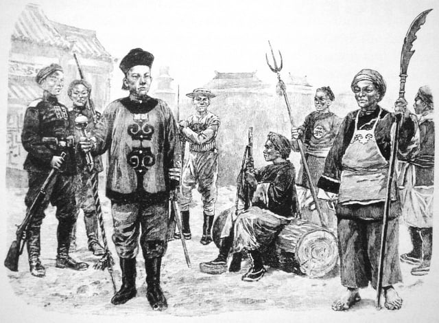 Qing forces of Chinese soldiers in 1899–1901.Left: two infantrymen of the New Imperial Army. Front: drum major of the regular army. Seated on the trunk: field artilleryman. Right: Boxers.