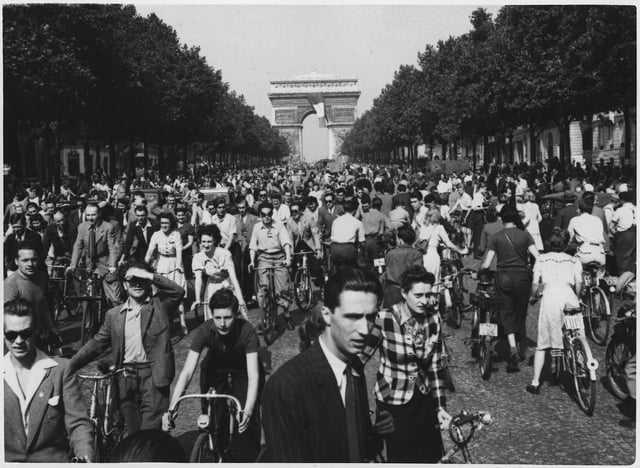 French people in Paris, August 1944