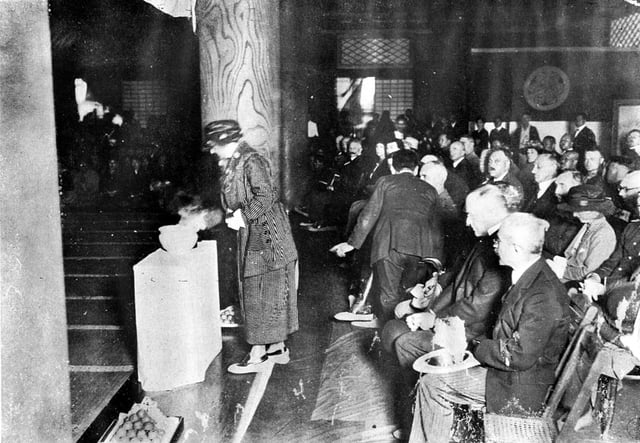 Memorial service for foreigners who died at the earthquake: The woman burning incense is the wife of the Italian Ambassador to Japan. The venue is Zōjō-ji in Shiba Park.