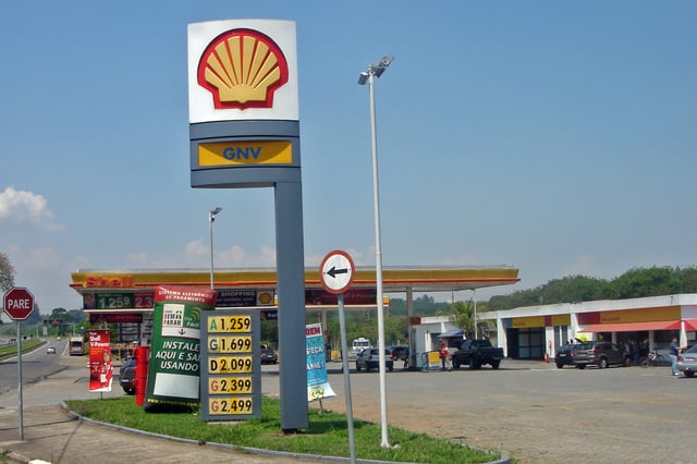 Brazilian fuel station with four alternative fuels for sale: diesel (B3), gasohol (E25), neat ethanol (E100), and compressed natural gas (CNG).