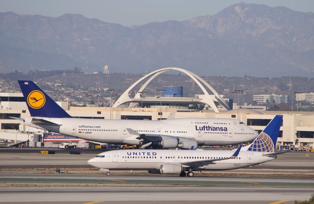 A United 737-800 and A Lufthansa 747-400 taxiing