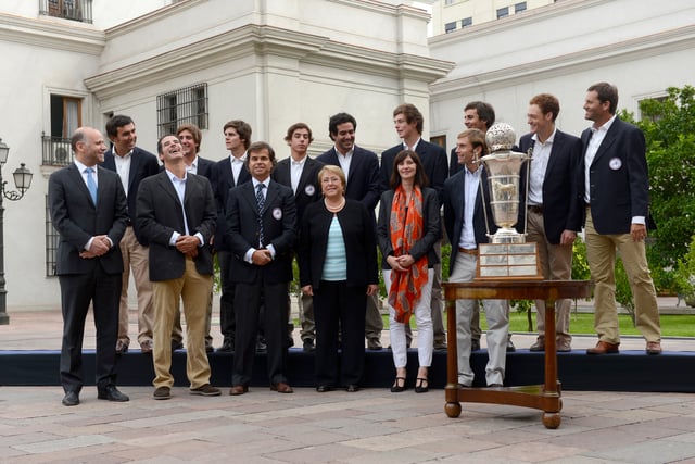 The Chilean national polo team with President Michelle Bachelet and the trophy of the 2015 World Polo Championship.