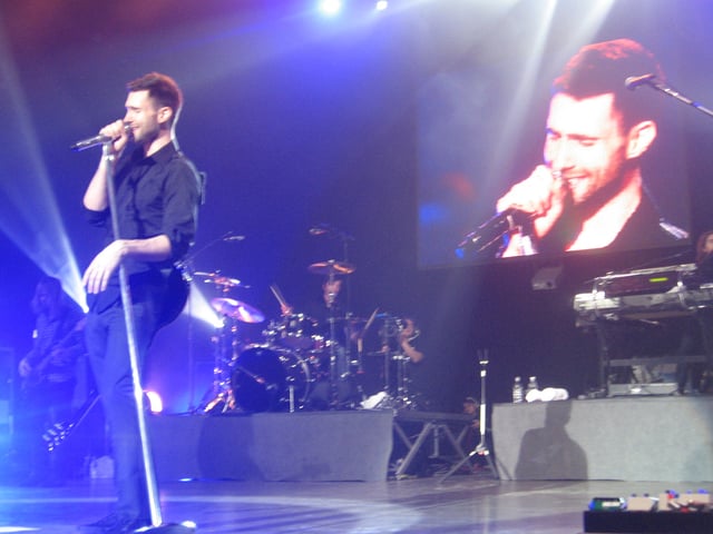 Levine performing with Maroon 5 in 2007