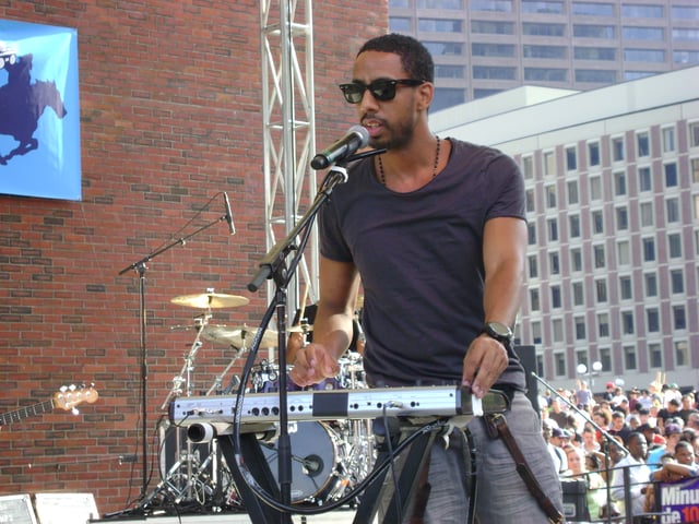 Ryan Leslie performing at the B.U.M.P. Music Festival in Boston in 2010.