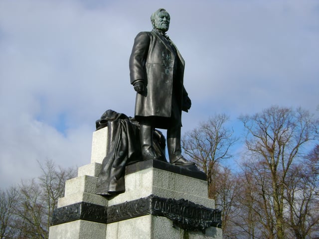 Carnegie statue, Dunfermline