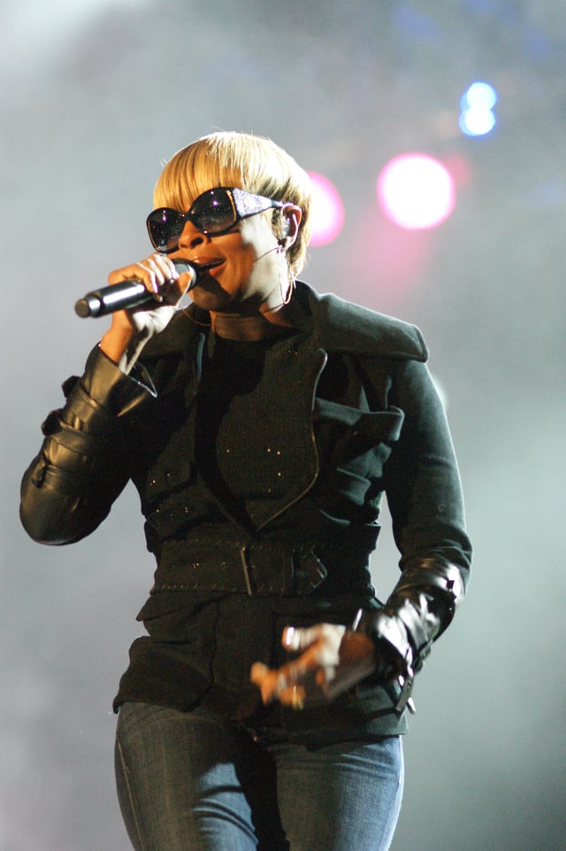 Blige performing at Bumbershoot in September 2010