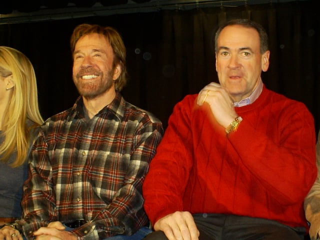 Huckabee with actor Chuck Norris in Londonderry, New Hampshire (2008)
