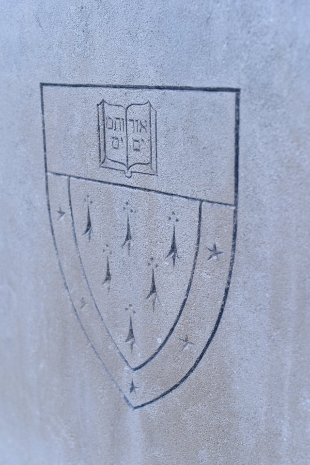 The arms of the Yale School of Music.