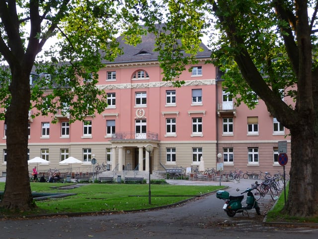 The Bergheim Campus houses Economics and the Social Sciences.