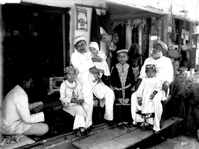 Indian trader's family in Bagamoyo, German East Africa, around 1906/18