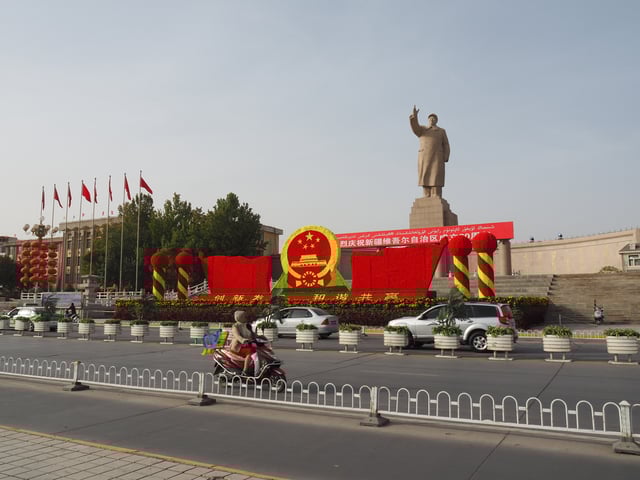 Statue of Mao Zedong in Kashgar