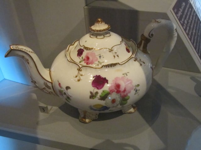 Porcelain teapot, 1830 by Henry and Richard Daniel