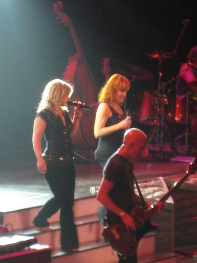 Clarkson and Reba McEntire during the 2 Worlds 2 Voices Tour in 2008