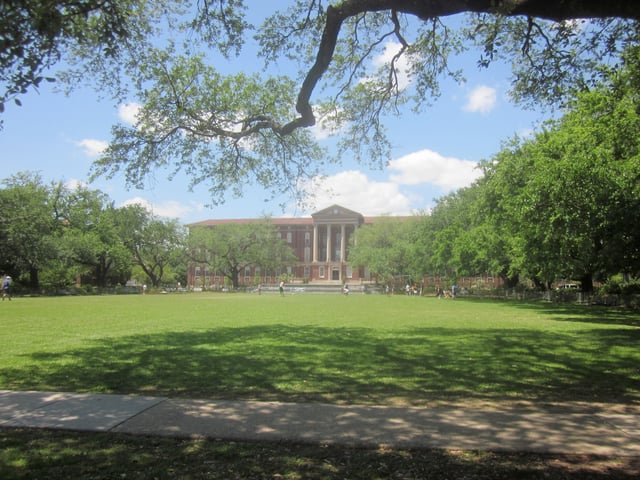 Newcomb Quad on Tulane's Uptown campus