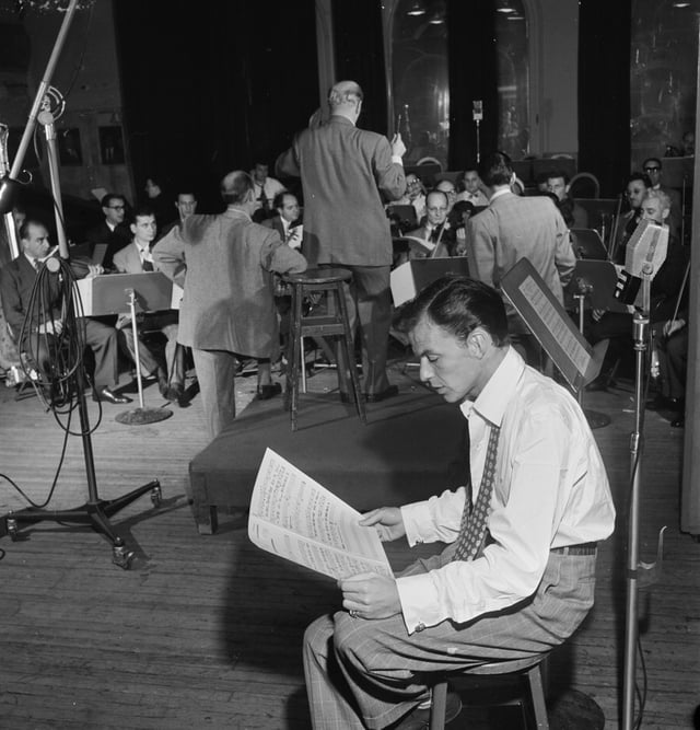 Sinatra with Axel Stordahl at the Liederkrantz Hall in New York, c. 1947