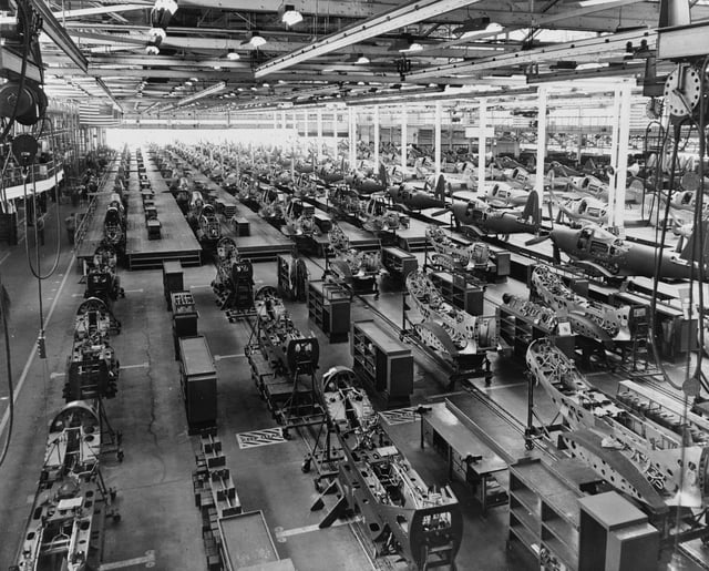 The assembly plant of the Bell Aircraft Corporation (Wheatfield, New York, United States, 1944) producing P-39 Airacobra fighters