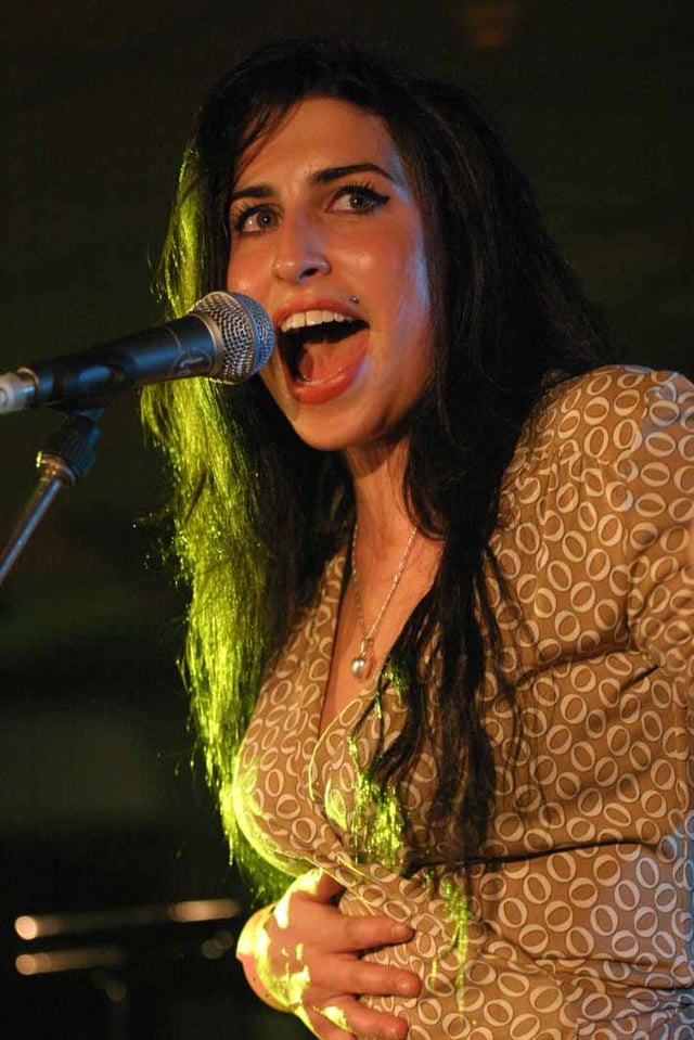 Winehouse performing live in July 2004