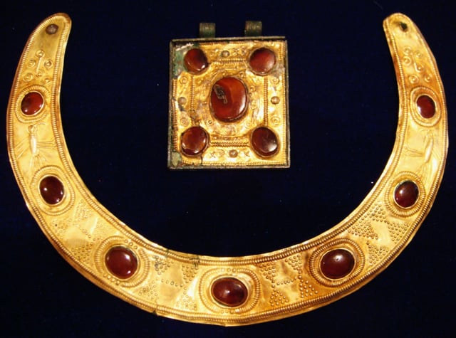 A Sarmatian-Parthian gold necklace and amulet, 2nd century AD. Located in Tamoikin Art Fund