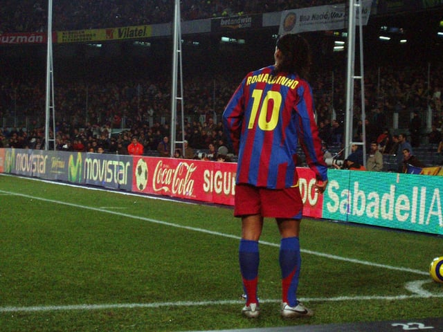 Ronaldinho taking a corner against Celta de Vigo at the Camp Nou in 2005