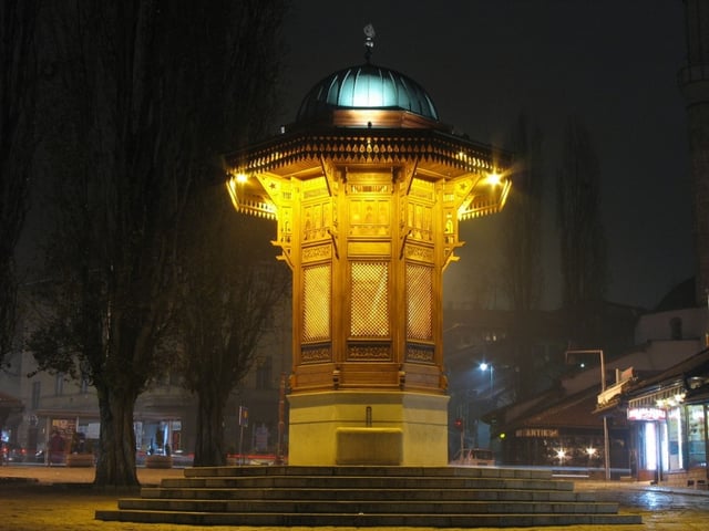 The Sebilj is a pseudo-Ottoman style wooden fountain in the centre of Baščaršija square.