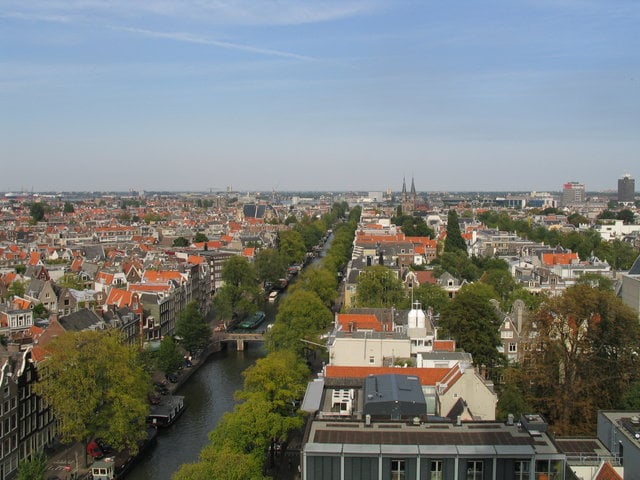 The Secret Annex with its light-coloured walls and orange roof (bottom) and the Anne Frank tree in the garden behind the house (bottom right), seen from the Westerkerk in 2004
