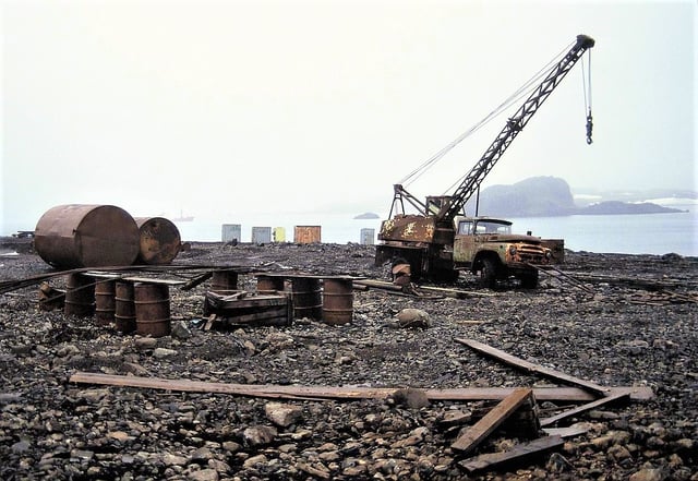 Dumping of waste, including old vehicles, such as here at the Russian Bellingshausen Station in 1992, is prohibited since the entry into force of the Protocol on Environmental Protection in 1998.