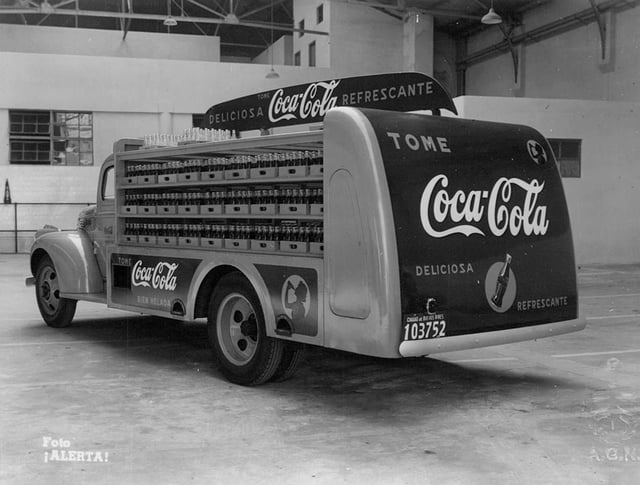 Coca-Cola delivery truck of Argentina, with the slogan "Drink Coca-Cola – delicious, refreshing"