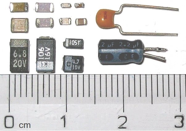 Capacitor packages: SMD ceramic at top left; SMD tantalum at bottom left; through-hole tantalum at top right; through-hole electrolytic at bottom right. Major scale divisions are cm.