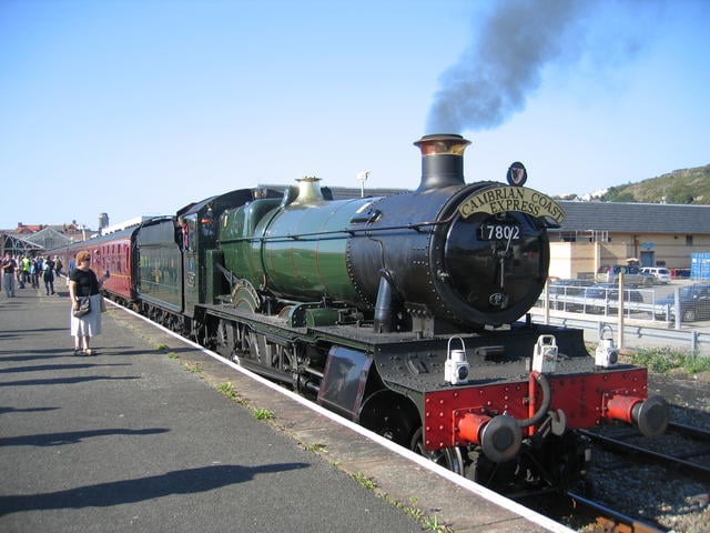 Preserved Great Western Railway locomotive Bradley Manor, with two oil lamps signifying an express passenger service, and a high-intensity electric lamp added for safety standards.