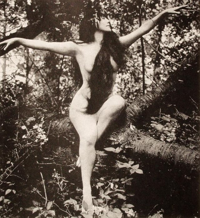 A still of Annette Kellermann from A Daughter of the Gods (1916).