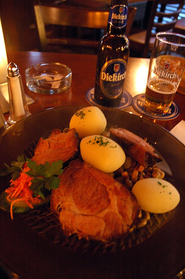 Judd mat Gaardebounen, served with boiled potatoes and Diekirch beer