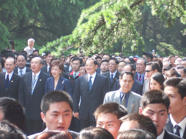 Lien Chan (middle) and Wu Po-hsiung (second left) and the KMT touring the Sun Yat-sen Mausoleum in Nanjing, People's Republic of China when the Pan-Blue coalition visited the mainland in 2005