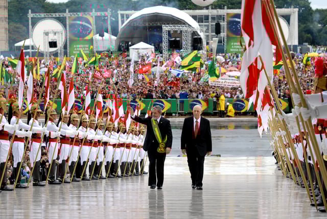 Lula climbs the ramp leading to the Palácio do Planalto with Vice President José Alencar for the official ceremony marking the beginning of their second term in 2007