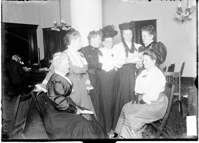 Middle-class Chicago women discuss spiritualism (1906)
