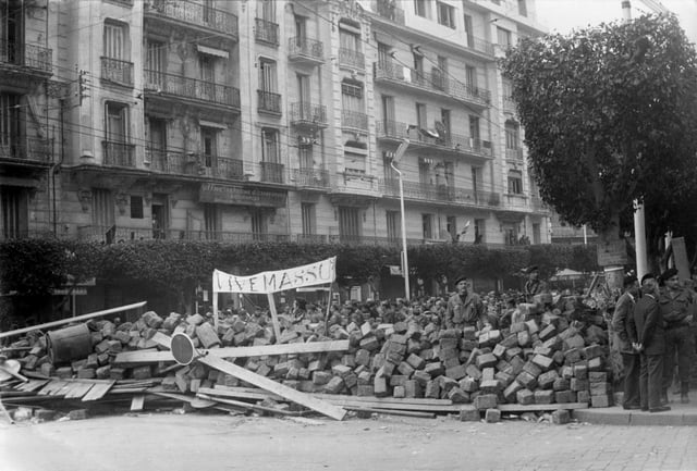 Barricades in Algiers, January 1960. The banner reads, "Long live Massu" (Vive Massu).