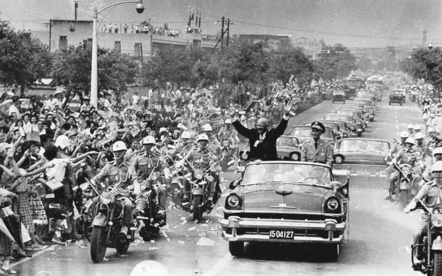 With President Chiang Kai-shek, the U.S. President Dwight D. Eisenhower waved hands to crowds during his visit to Taipei, Taiwan in June 1960.