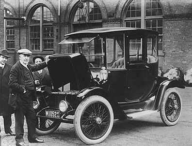 Edison and a 1914 Detroit Electric model 47 (courtesy of the National Museum of American History)